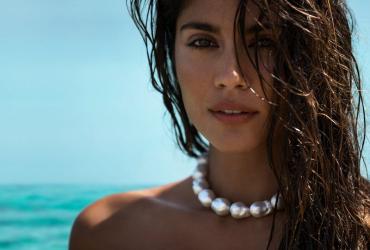Paspaley model wearing a pearl necklace